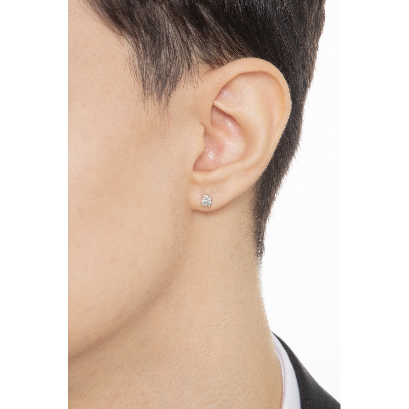 Mono boucle d oreille en or blanc 18 carats à quatre griffes avec un diamant