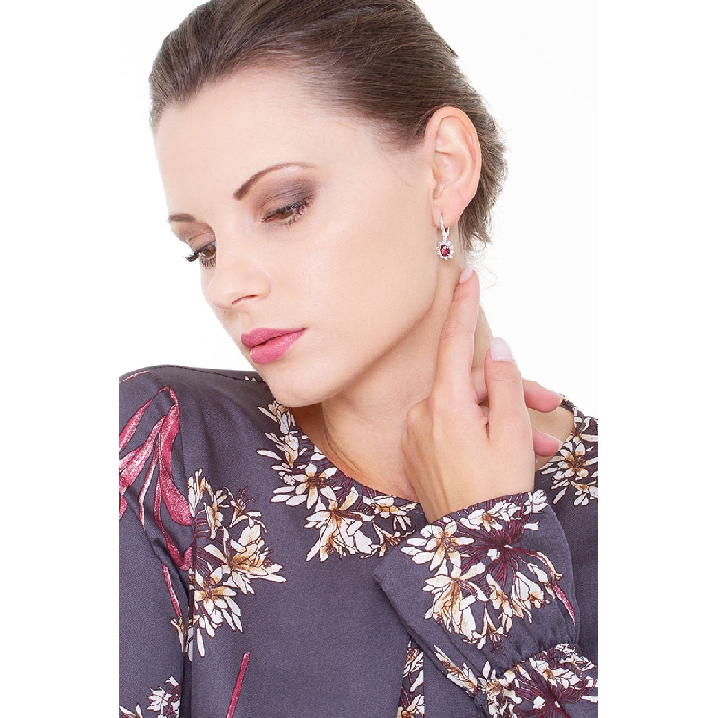 Boucles d'oreilles halo de diamants en or blanc 18k centre rubis