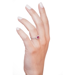 Bague avec rubis en forme de coeur et halo de diamants 2