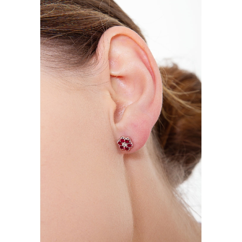Boucles d'oreilles fleur en or blanc 18k avec diamants et rubis