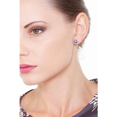 Boucles d'oreilles en or blanc 18k avec diamants et saphirs bleus