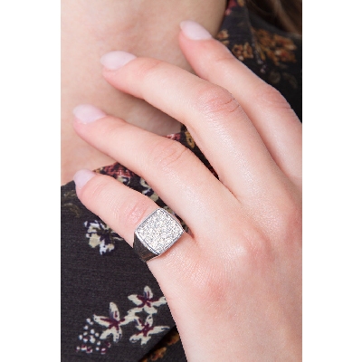 Chevalière carrée avec pavé de diamants et or blanc 18k