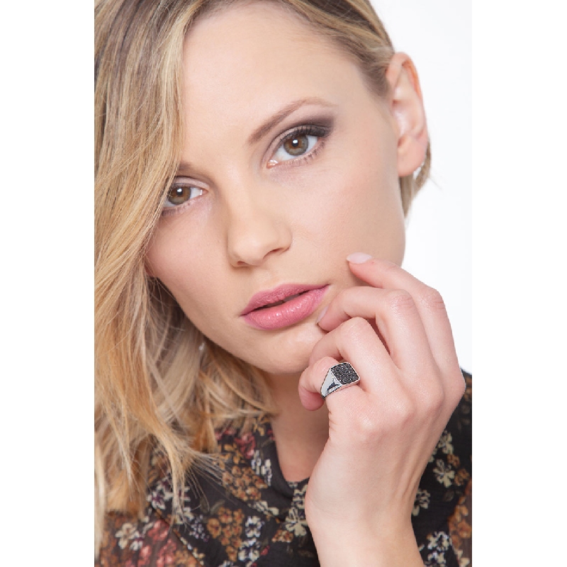 Chevaliere or blanc 18k carrée diamants noirs 