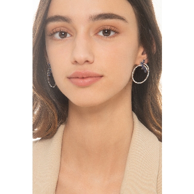 Créoles en or blanc 18k avec des saphirs bleus et des diamants