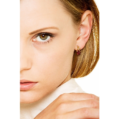 Boucles d’oreilles en or jaune 18K avec rubis et diamants