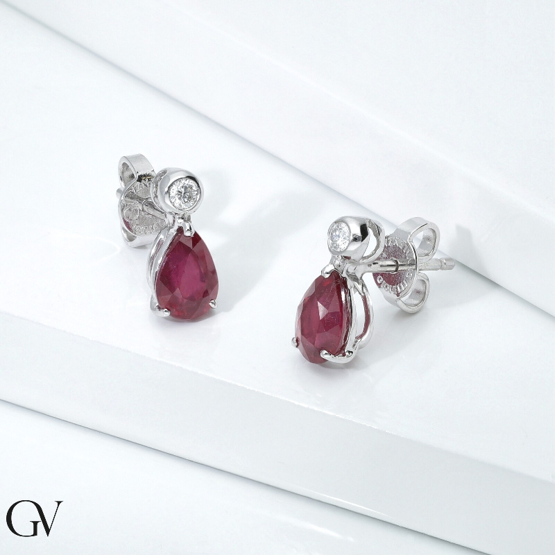 Boucles d'oreilles en or blanc 18 carats serties de rubis