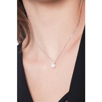 Collier en or blanc 18k avec une perle naturelle cultivée et diamant