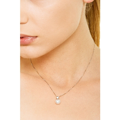 Collier en or blanc 18 carats avec une perle et diamant