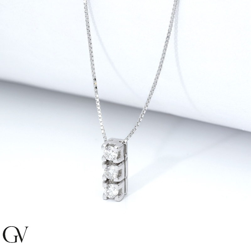 Collier en or blanc 18k trilogie de diamants