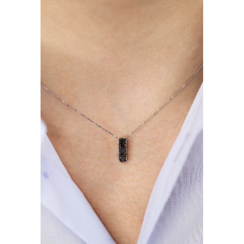 Collier en or blanc 18 carats avec pendentif trilogy en diamants noirs, 50 cm.