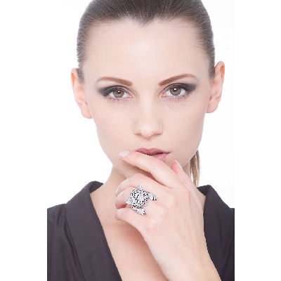 Bague tigre en or blanc 18k avec diamants et saphirs