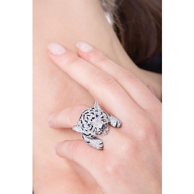 Bague tigre en or blanc 18k avec diamants et saphirs