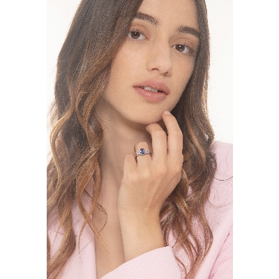 Bague en or blanc 18k avec diamants et tanzanite ovale