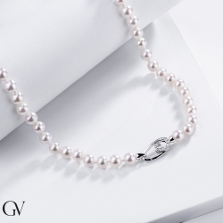 Collier de perles japonaises avec fermoir en or blanc et diamants 2