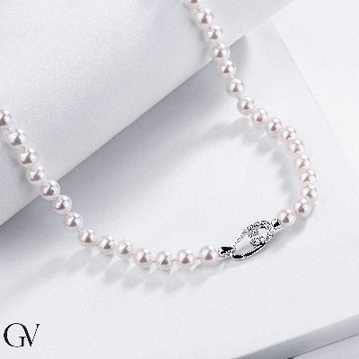 Collier de perles japonaises avec fermoir en or blanc et diamants