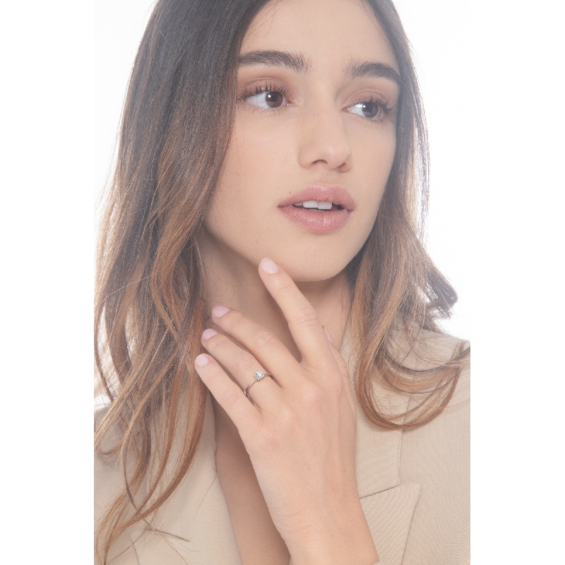  Bague solitaire en or blanc 18k à quatre griffes ct. 0,40