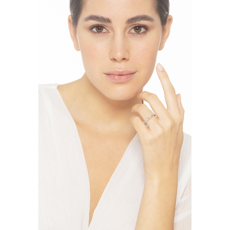 Bague solitaire avec diamant central sertie de diamants