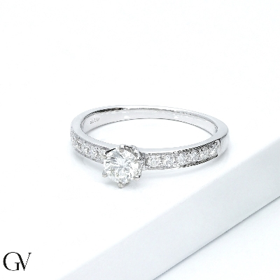 Bague solitaire en or blanc 18ct avec diamant central 0,40 ct