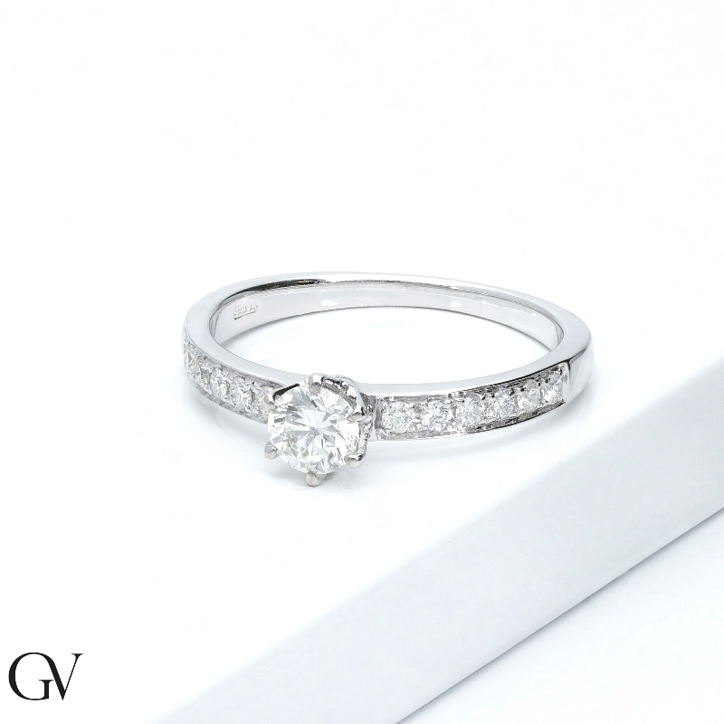 Bague solitaire en or blanc 18 carats et diamant central 0,50 ct