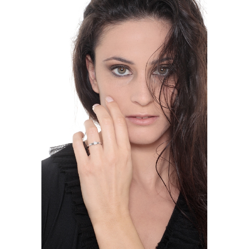 Bague solitaire en or blanc 18k avec diamant brillant ct. 0,25