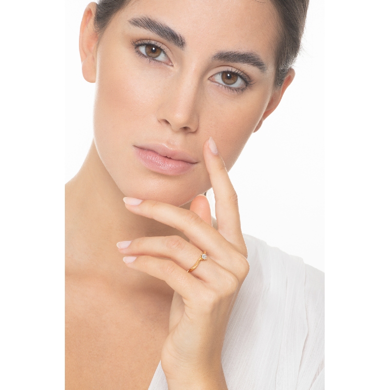 Solitaire à quatre griffes en or jaune 18 carats avec un diamant de 0,20 ct