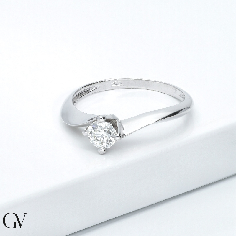 Solitaire modèle Valentino en or blanc 18ct avec diamant 0,40 carat