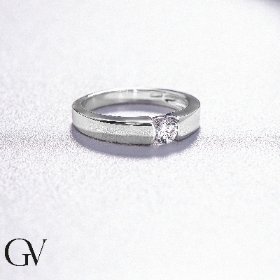 Bague solitaire moderne en or blanc 18k avec diamant 0,25ct