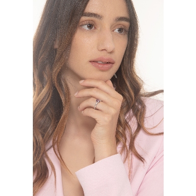 Bague en or blanc 18 carats avec une améthyste et 2 diamants 