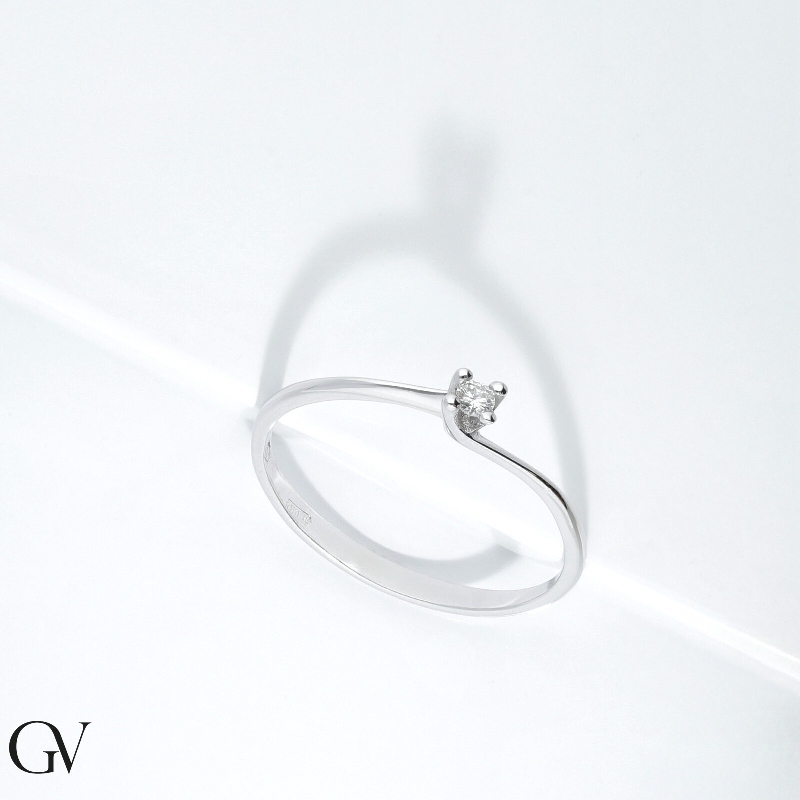 Bague solitaire en or blanc 750 avec diamant 0,04 ct