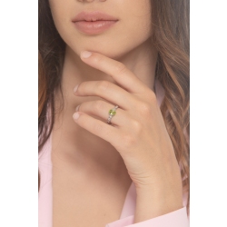 Bague en or blanc 18 carats avec un péridot et 2 diamants 2