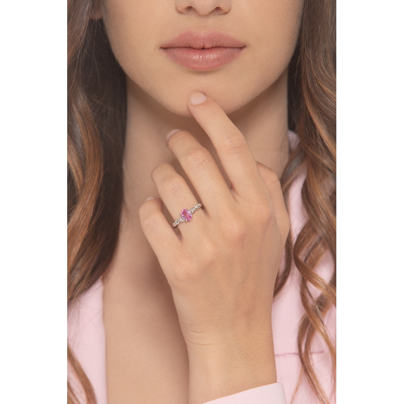 Bague en or blanc 18 carats avec un saphir rose et 2 diamants 