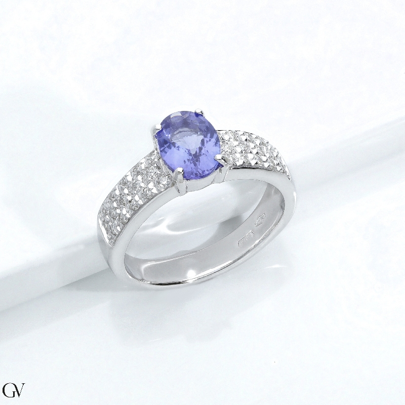 Bague bandeau en or blanc 18k avec une tanzanite