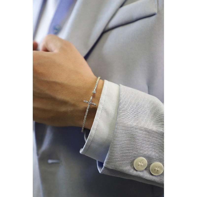 Bracelet en or blanc 18 carats avec croix en diamants