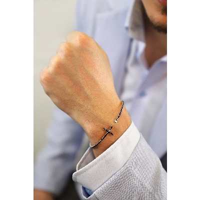 Bracelet en or blanc 18 carats avec croix en diamants noirs 