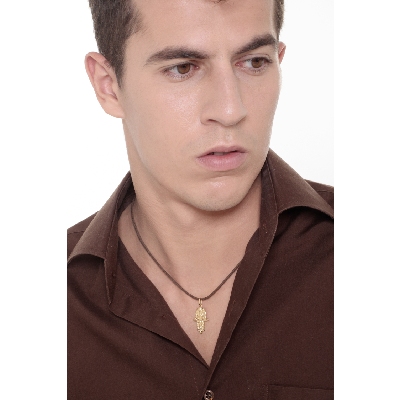 Pendentif en or jaune 18k représente la main de Khamsa