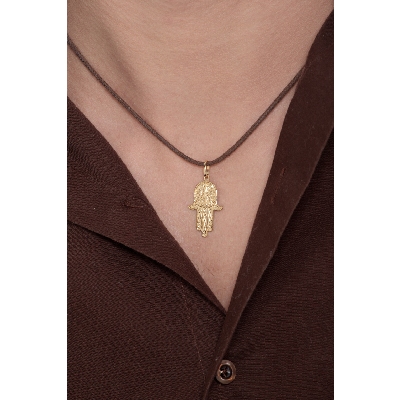Pendentif en or jaune 18k représente la main de Khamsa
