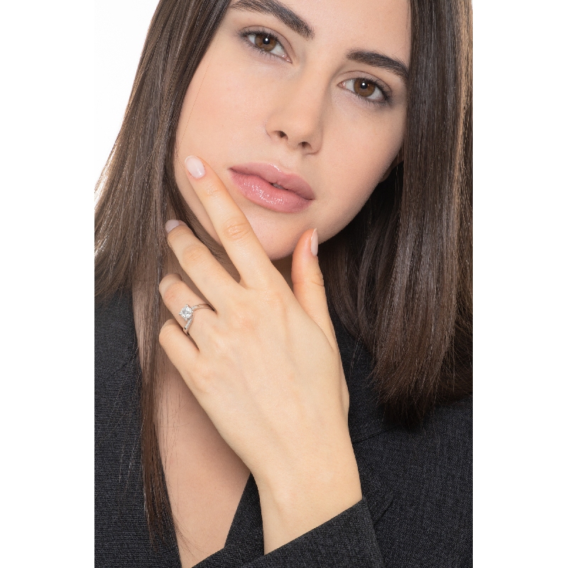 Bague solitaire à griffes en or blanc 18ct avec diamant 0,90 carats