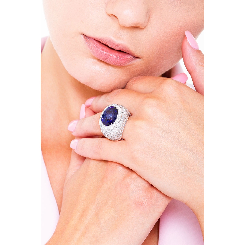 Bague femme en or blanc 18k avec saphir bleu ovale et pavé de diamants