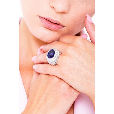 Bague femme en or blanc 18k avec saphir bleu ovale et pavé de diamants
