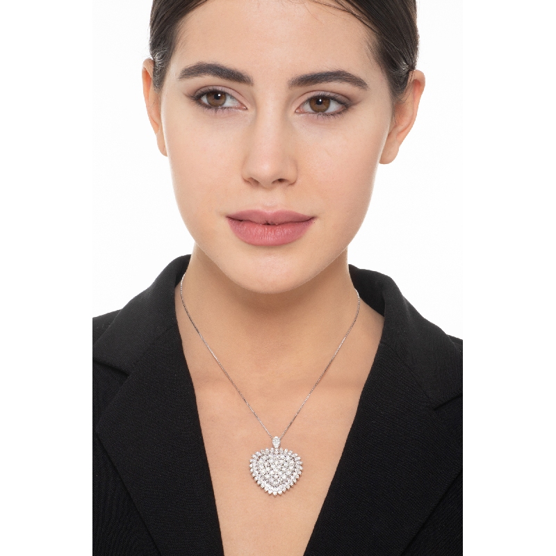 Collier en or blanc 18k avec pendentif coeur en diamants