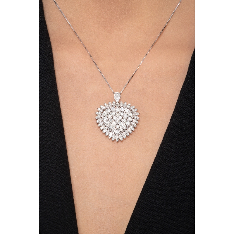 Collier en or blanc 18k avec pendentif coeur en diamants