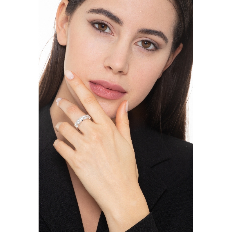 Bague en or blanc 18k avec cinq diamants 1.70 ct