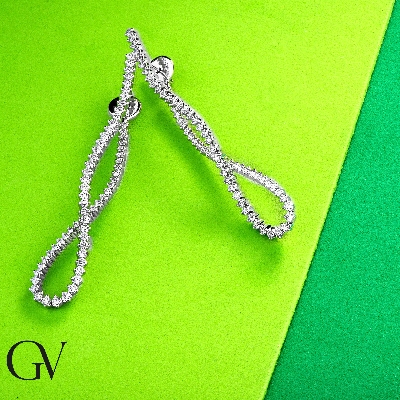 Boucles d’oreilles en or blanc 18k serties de diamants éclatants