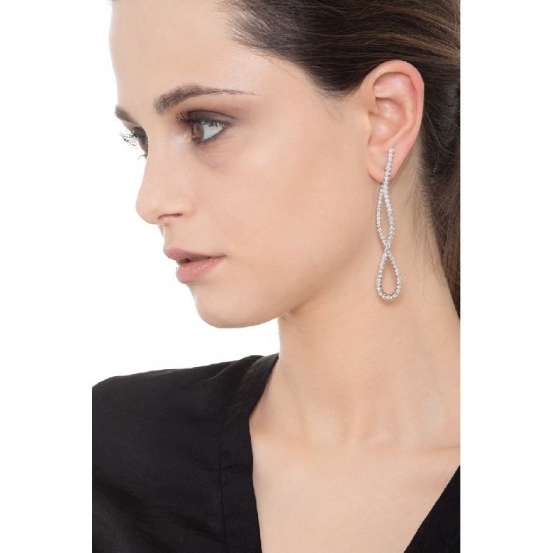 Boucles d’oreilles en or blanc 18k serties de diamants éclatants