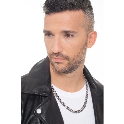 Collier en maille gourmette en or blanc 18 carats avec des diamants noirs. Extrémités brunies.