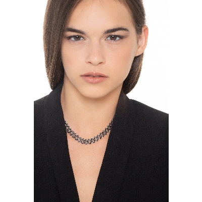 Collier en maille gourmette en or blanc 18 carats avec des diamants noirs. Extrémités brunies.