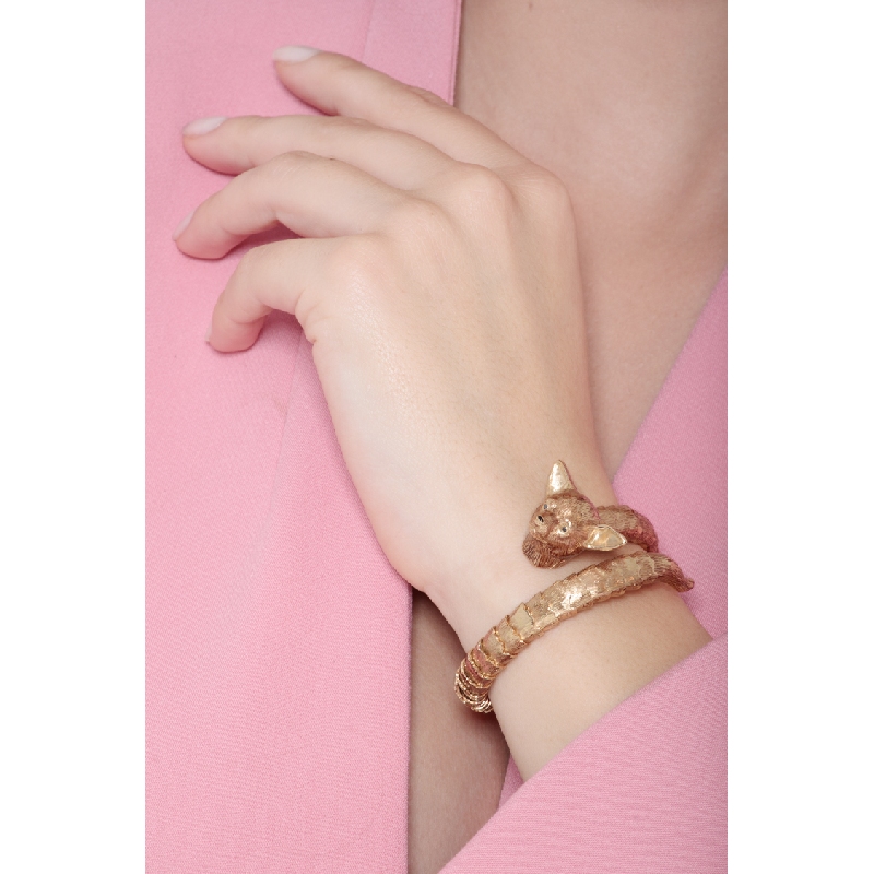 Bracelet semi-rigide en or jaune en forme de chien avec diamants