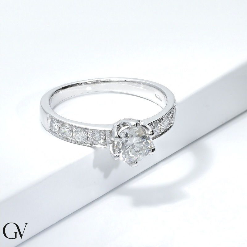 Bague en or blanc 18 carats avec diamants et pierre centrale 0,90 ct