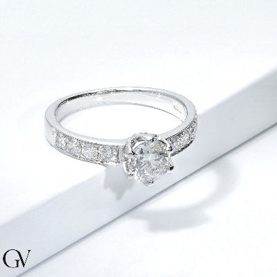 Bague en or blanc 18 carats avec diamants et pierre centrale 0,90 ct