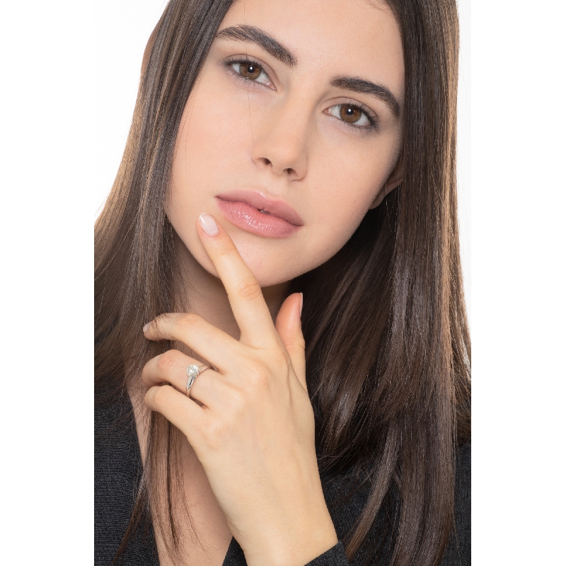 Bague avec diamant solitaire en or blanc 0.90 ct